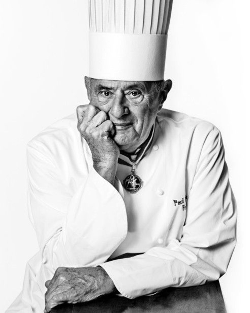 Portrait de Paul Bocuse grand chef étoilé Lyonnais en noir et blanc.